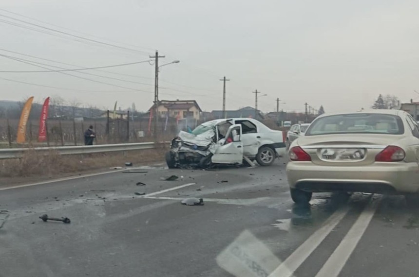 Microbuz în care se aflau şapte persoane, implicat într-un accident rutier pe DN 1B, în  Prahova. Un autoturism care a intrat pe contrasens s-a izbit de un camion şi a ricoşat în microbuz/ Şoferul autoturismului a murit, cel al microbuzului este rănit