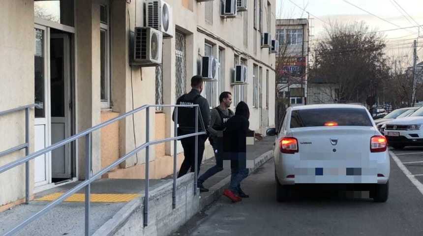 Dolj: Tânăr cercetat după ce a avut relaţii sexuale cu o fată de 14 ani/ El a plecat din locuinţa sa fără acordul poliţiştilor, deşi era arestat la domiciliu, într-un alt dosar 