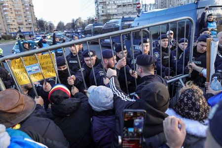 Jandarmeria a întocmit acte de sesizare pentru două infracţiuni după protestul din Bucureşti / Cinci amenzi în valoare de peste 18.000 de lei, una pentru ridicarea ilegală a unei drone deasupra Capitalei

