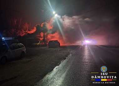 UPDATE - Puternic incendiu în Crevedia, în apropierea staţiei GPL care a explodat în 2023 – Au ars paleţi din lemn, containere de locuit şi autovehicule / 2 persoane, evaluate de medici / Trafic blocat / Persoane evacuate - FOTO / VIDEO

