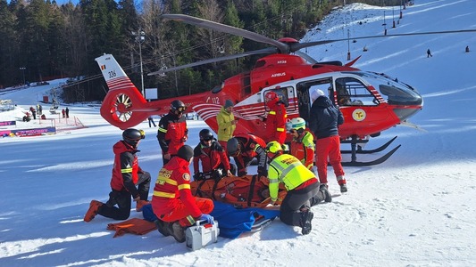 Accident grav pe pârtie, în staţiunea Azuga. Un localnic de 54 de ani a căzut în timp ce schia, suferind un traumatism cranio-cerebral. În urma impactului, casca schiorului s-a crăpat