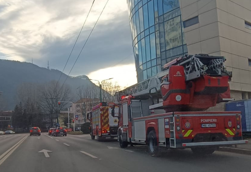 Intervenţie a pompierilor pentru stingerea unui incendiu izbucnit la o sucursală a unei bănci, în municipiul Braşov