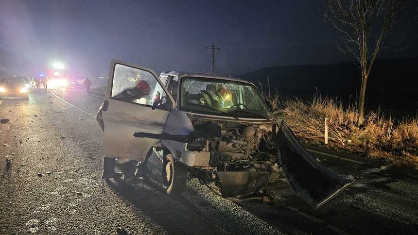 UPDATE Accident grav pe DN 1, în judeţul Alba/ O persoană e în stop cardio-respirator/Drumul, blocat pe ambele sensuri/ Manevrele de resuscitare 