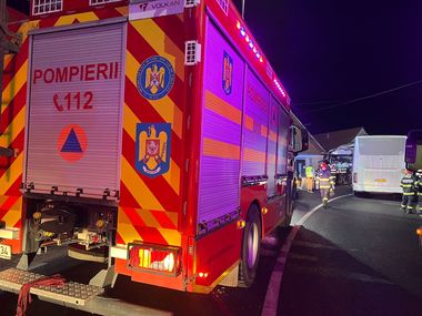 UPDATE - Sibiu: Accident în care au fost implicate un autocar şi un TIR, pe DN 1 / A fost activat Planul Roşu de Intervenţie / Un bărbat de 58 de ani, cetăţean străin, a murit / 6 victime transportate la spital
