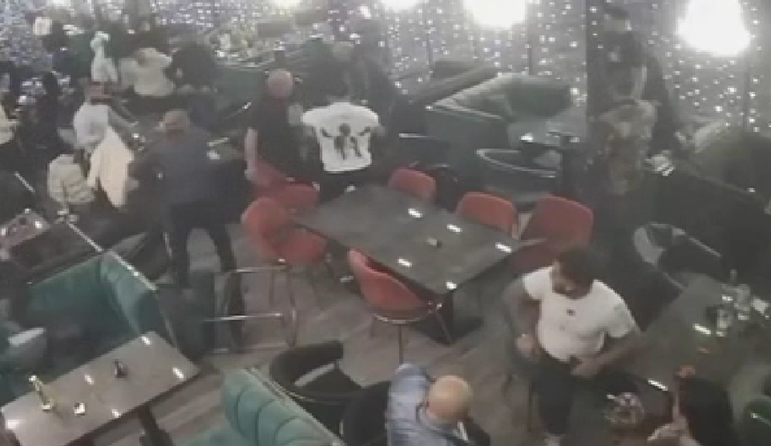 Bătaie într-un restaurant din Bucureşti, din cauza neînţelegerilor referitoare la rezervarea unei mese – Un bărbat a fost transportat la spital / Poliţia face anchetă - VIDEO