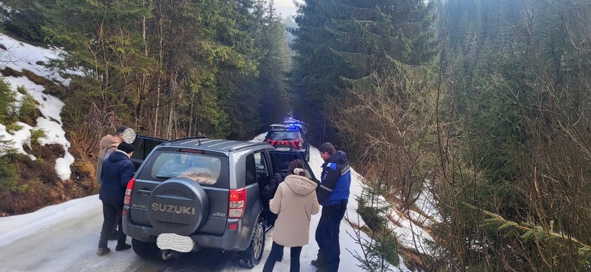 Cluj: Patru turişti blocaţi cu maşina pe un teren îngheţat, în apropiere de Poiana Horea, recuperaţi de jandarmi