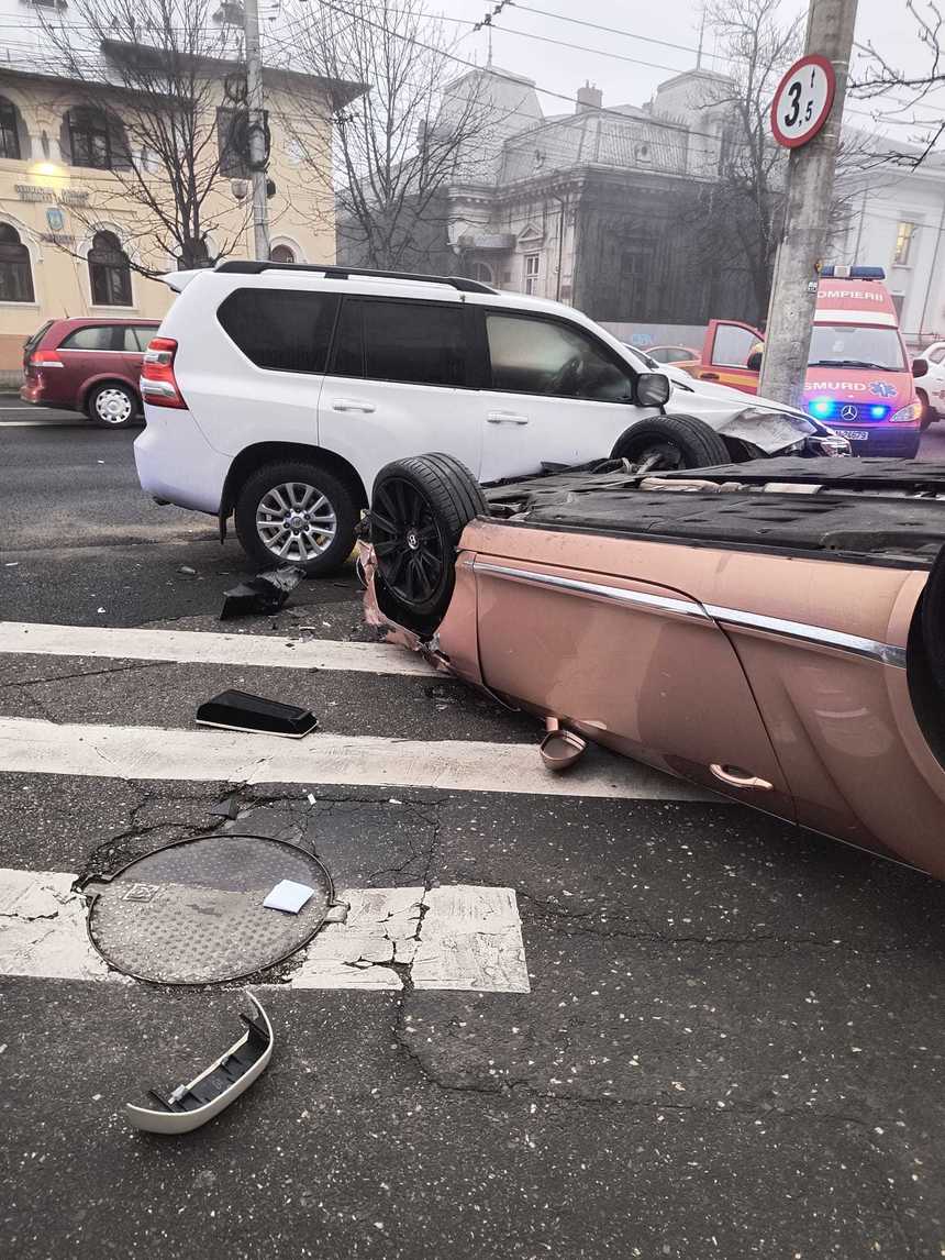 Accident grav pe Bulevardul Independenţei din Ploieşti. Un autoturism s-a răsturnat, după ce s-a izbit violent de un SUV parcat. Şoferul, un pasager şi un pieton au fost răniţi - FOTO
