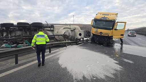 Trafic îngreunat pe autostrada A 10, în zona localităţii Turda, după ce o cisternă încărcată cu var s-a răsturnat - FOTO
