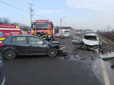 Două persoane încarcerate, după un accident rutier produs în judeţul Cluj / Pompierii intervin pentru extragerea victimelor - FOTO