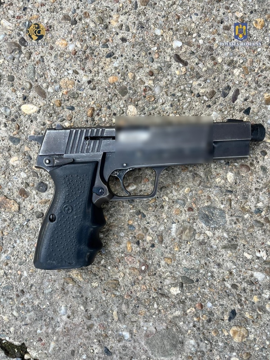 Arad: Bărbat suspectat de trafic de droguri, prins în flagrant cu un pistol de calibru 9 mm şi gloanţe asupra sa / El a fost oprit de anchetatori când prelua un colet cu 7 kilograme de cannabis

