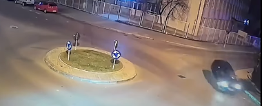 Şofer urmărit de Poliţie pe străzile din Bacău – A încălcat legea de şase ori / 300 de zile de suspendare a dreptului de a conduce şi amendă  de aproape 6.500 de lei – VIDEO