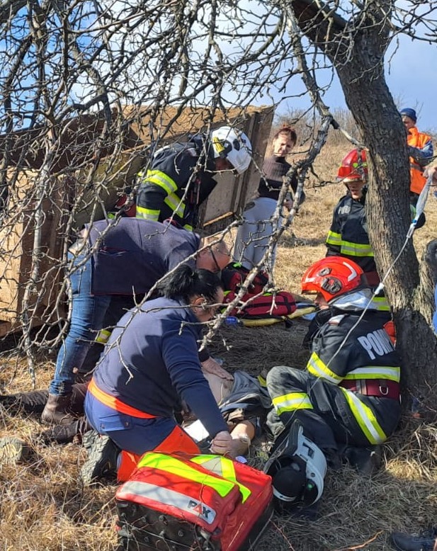 Hunedoara: Doi bărbaţi, la spital după ce remorca unui tractor folosit la munci agricole s-a răsturnat/ Unul dintre răniţi, dus cu elicopterul SMURD la un spital din Timişoara