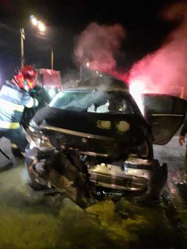 Doi tineri, răniţi într-un acident rutier produs în judeţul Cluj / Au fost implicate trei maşini, dintre care una parcată / Unul dintre vehicule a luat foc