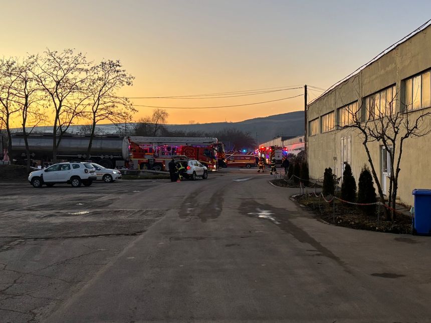 UPDATE - Cluj: Incendiu cu degajări de fum, la o hală a Fabricii de Umeraşe din Gherla/ Pompierii intervin cu mai multe autospeciale/ Incendiul a fost stins