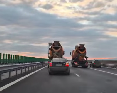 Imagini cu două betoniere care merg pe autostradă în paralel, forţând şoferii de autoturisme să circule pe banda de urgenţă, publicate online / Poliţia a identificat şoferul care a depăşit neregulamentar, fiind sancţionat – VIDEO