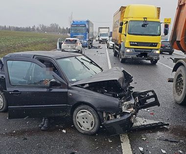 UPDATE - Vrancea: Accident în care au fost implicate trei autoturisme şi un camion, pe DN 2/ Traficul este blocat pe un sens/ vinovat de producerea accidentului este un şofer bulgar de 66 de ani, care conducea un autoturism dinspre Bacău spre Focşani 
