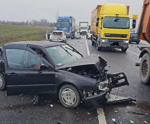 UPDATE - Vrancea: Accident în care au fost implicate trei autoturisme şi un camion, pe DN 2/ Traficul este blocat pe un sens/ vinovat de producerea accidentului este un şofer bulgar de 66 de ani, care conducea un autoturism dinspre Bacău spre Focşani 