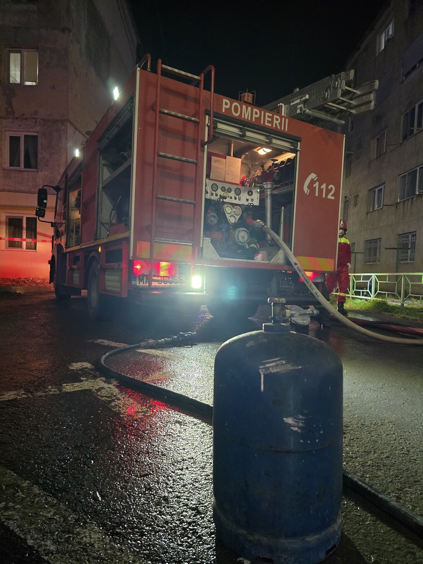 Două persoane au fost rănite în urma unui incendiu izbucnit într-un bloc din Mangalia / Cinci persoane au fost evacuate, iar alte 30 au fost au ieşit singure din imobil . Două butelii, scoase din imobil

