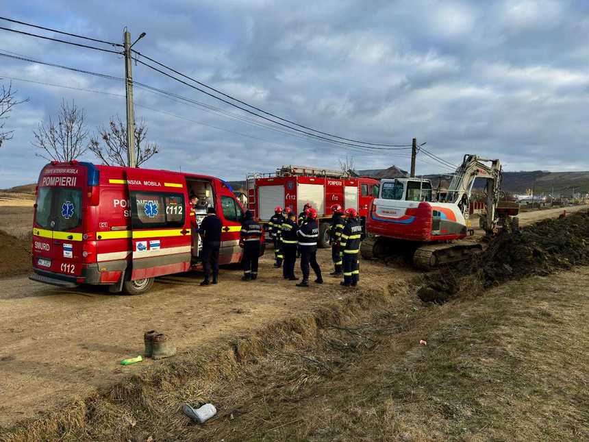 Botoşani: Bărbat de 51 de ani, salvat după ce a fost prins sub un mal de pământ - FOTO
