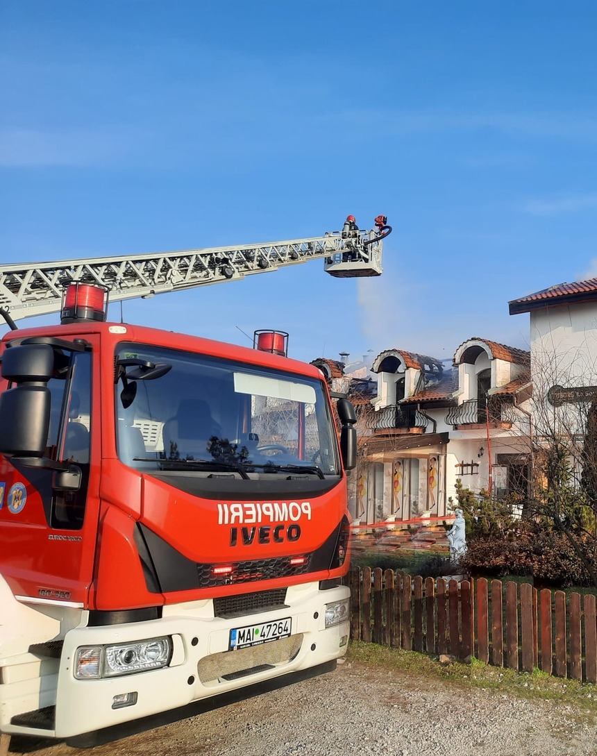 UPDATE - Incendiu la un motel-restaurant din apropierea DN 79, în judeţul Bihor/ Pompierii intervin cu mai multe autospeciale/ În clădire nu erau cazaţi turişti/ Incendiul a fost stins - FOTO