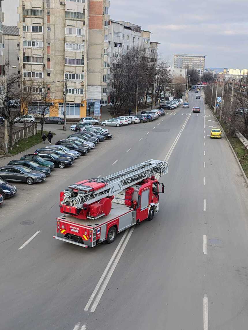 Mesaj RO-Alert în Iaşi, după un incendiu produs la cabina de vopsit a unui service auto / Sunt degajări mari de fum - FOTO/ VIDEO

