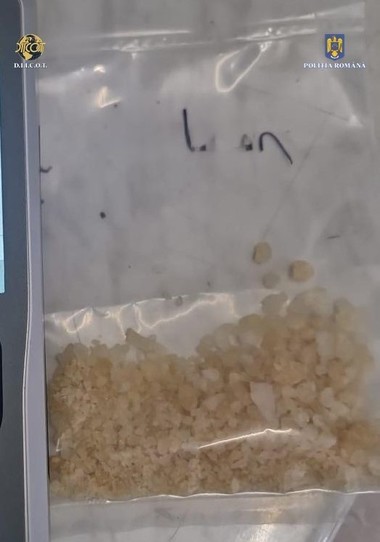 Iaşi: Doi tineri de 16 şi 18 ani, cercetaţi pentru introducerea în ţară de droguri de mare risc şi trafic de droguri de mare risc, prin intermediul unei comenzi plasate online