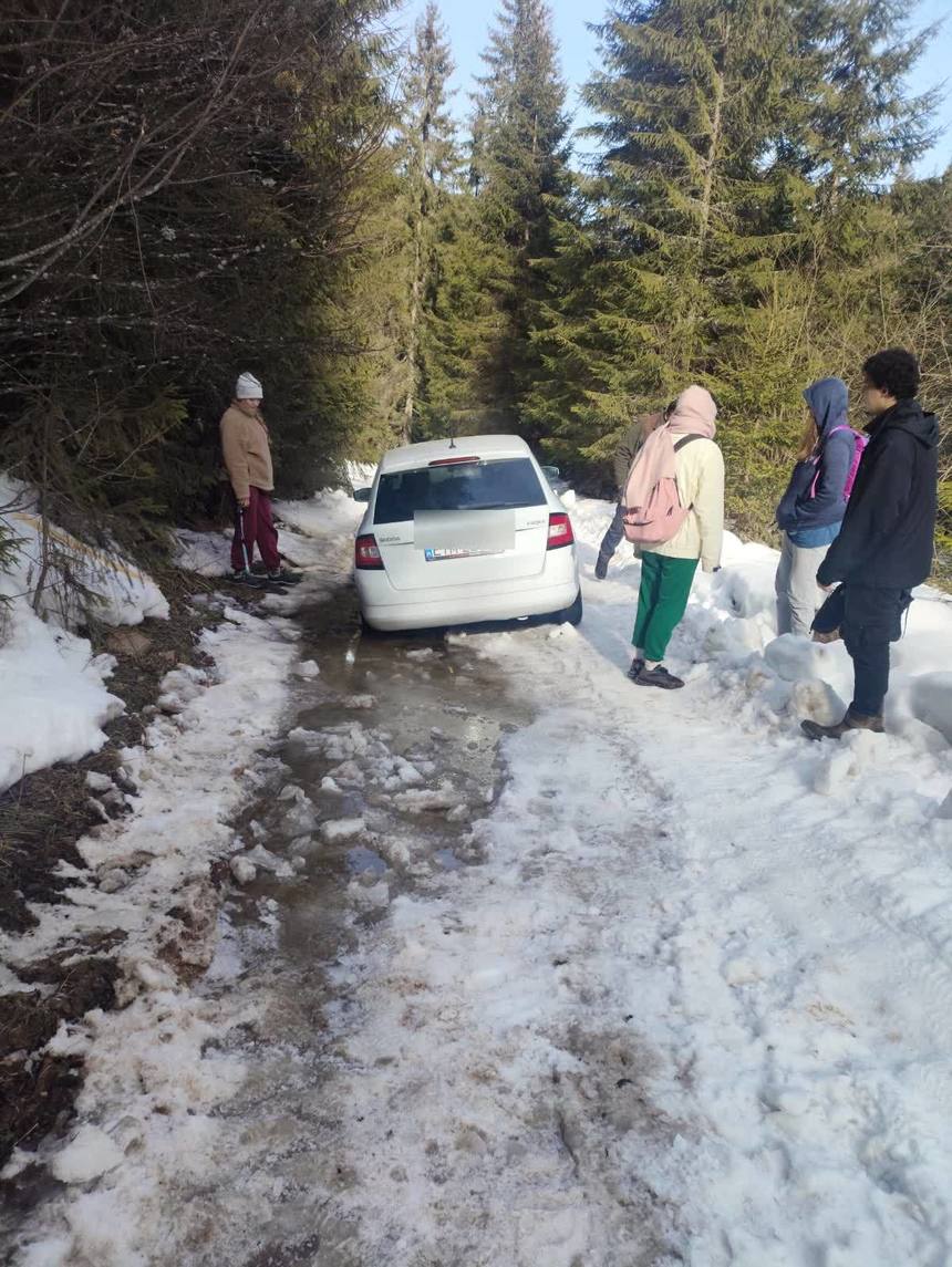 Alba: Patru turişti străini care s-au rătăcit după ce au urmat indicaţiile GPS-ului şi au rămas înzăpeziţi, ajutaţi de jandarmi să îşi continue drumul - FOTO