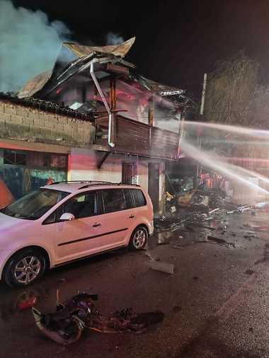 Prahova: Pompier rănit grav, după ce o butelie a explodat în timpul unei intervenţii de stingere a unui incendiu. Şi doi jandarmi au fost surprinşi de suflul exploziei, dar starea lor nu e gravă - FOTO
