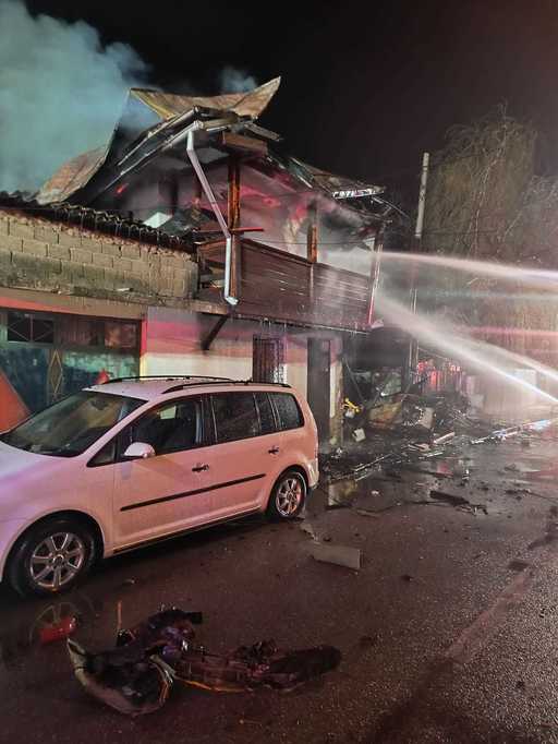 Prahova: Pompier rănit grav, după ce o butelie a explodat în timpul unei intervenţii de stingere a unui incendiu. Şi doi jandarmi au fost surprinşi de suflul exploziei, dar starea lor nu e gravă - FOTO
