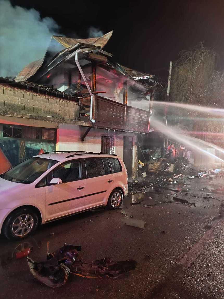 Prahova: Pompier rănit grav, după ce o butelie a explodat în timpul unei intervenţii de stingere a unui incendiu. Şi doi jandarmi au fost surprinşi de suflul exploziei, dar starea lor nu e gravă - FOTO
