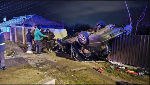 Accident grav în municipiul Vaslui. Patru persoane au fost rănite după ce două autoturisme s-au ciocnit violent şi s-au răsturnat - FOTO
