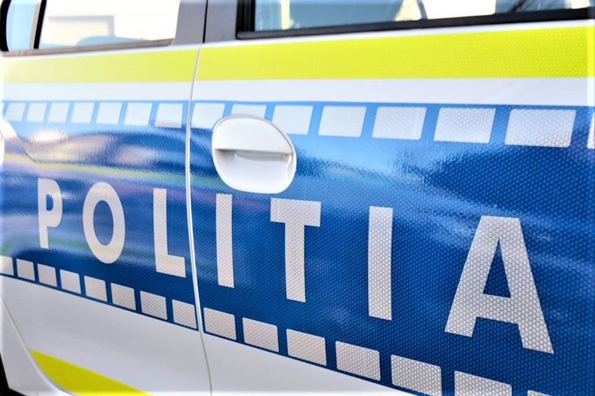 Femeie filmată în timp ce, aparent, urinează pe o autospecială a Poliţiei, la Braşov. Ea a fost identificată şi este internată
