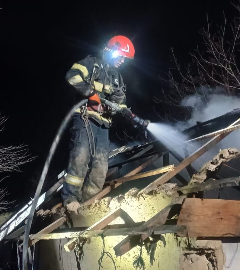 Un bătrân din Ialomiţa a murit carbonizat în incendiul izbucnit din cauza jarului căzut dintr-o sobă defectă/ În Brăila, alt bătrân a ars de viu după ce a rămas blocat în locuinţa cuprinsă de flăcări FOTO