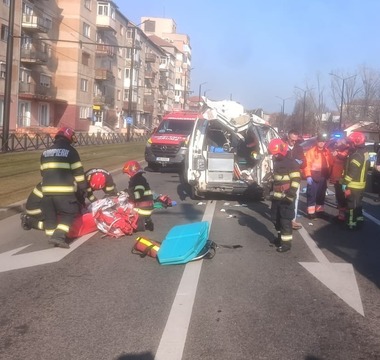 UPDATE - Ambulanţă aflată în misiune, implicată în accident rutier în judeţul Bihor / Şoferul autospecialei, asistenţa şi pacientul, răniţi / Accidentul, surprins în imagini / Cum s-a produs accidentul - FOTO / VIDEO