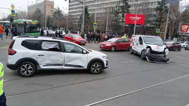 UPDATE - Accident în Bucureşti, tramvaiele liniilor 10 şi 11 au fost blocate în Bucureşti  - FOTO