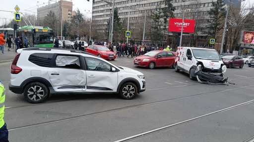 UPDATE - Accident în Bucureşti, tramvaiele liniilor 10 şi 11 au fost blocate în Bucureşti  - FOTO