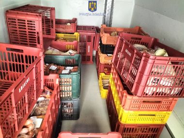 Percheziţii la societăţi comerciale bănuite de evaziune fiscală, în domeniul comerţului cu produse alimentare / 35 de societăţi verificate / 12 tone de carne, confiscate