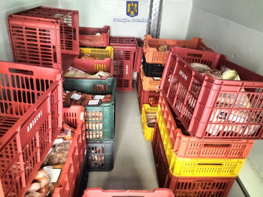 Percheziţii la societăţi comerciale bănuite de evaziune fiscală, în domeniul comerţului cu produse alimentare / 35 de societăţi verificate / 12 tone de carne, confiscate