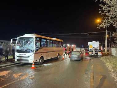 Accident în care au fost implicate un autocar şi o autoutilitară, la Cluj-Napoca/ Doi bărbaţi şi o femeie, evaluaţi medical