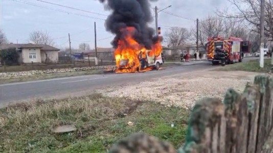 Constanţa: Ambulanţă privată care transporta o persoană pentru dializă cuprinsă de incendiu - VIDEO

