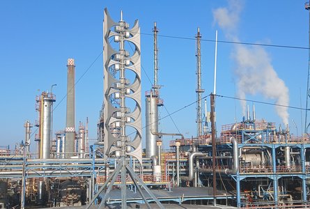 UPDATE - Incendiu la o instalaţie din cadrul Rafinăriei Petromidia / Mai multe echipaje de pompieri intervin / Toţi angajaţii din zona instalaţiei s-au autoevacuat în siguranţă / Operaţiuni de răcire a instalaţiei 