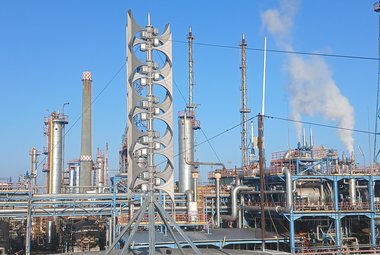 UPDATE - Incendiu la o instalaţie din cadrul Rafinăriei Petromidia / Mai multe echipaje de pompieri intervin / Toţi angajaţii din zona instalaţiei s-au autoevacuat în siguranţă / Operaţiuni de răcire a instalaţiei 