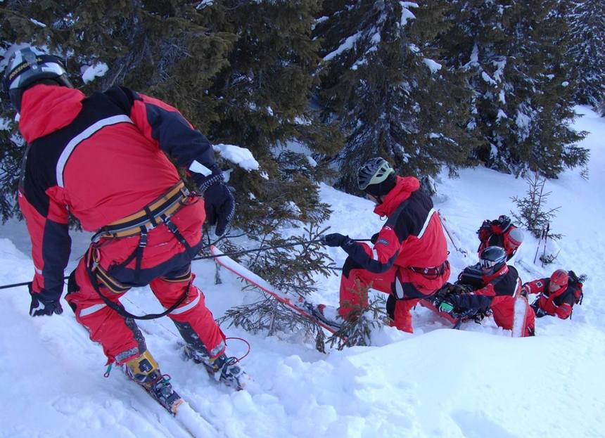 Trei turişti străini blocaţi într-o zonă abruptă din Munţii Bucegi, salvaţi după o intervenţie comună a Inspectoratului General al Aviaţiei şi a Salvamont Prahova VIDEO