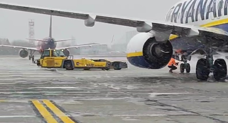 CNAB - Trafic aerian normal pe aeroporturile Capitalei.  Nicio cursă nu este anulată din motive meteo - FOTO, VIDEO
