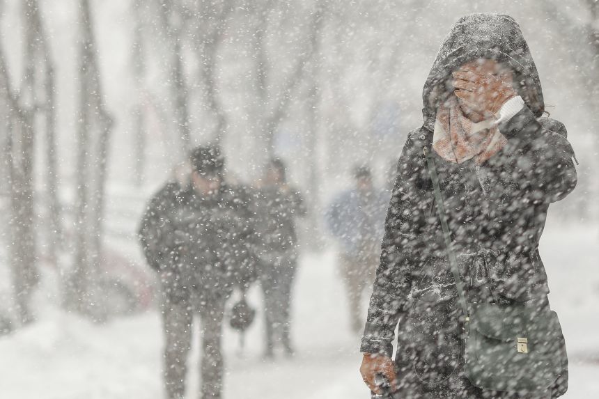 Prognoză specială pentru Bucureşti emisă de meteorologi: vreme rece, cer noros, ninsori, strat de zăpadă de 12 centimetri, temperaturi de până la minus 4 grade Celsius, până miercuri dimineaţă