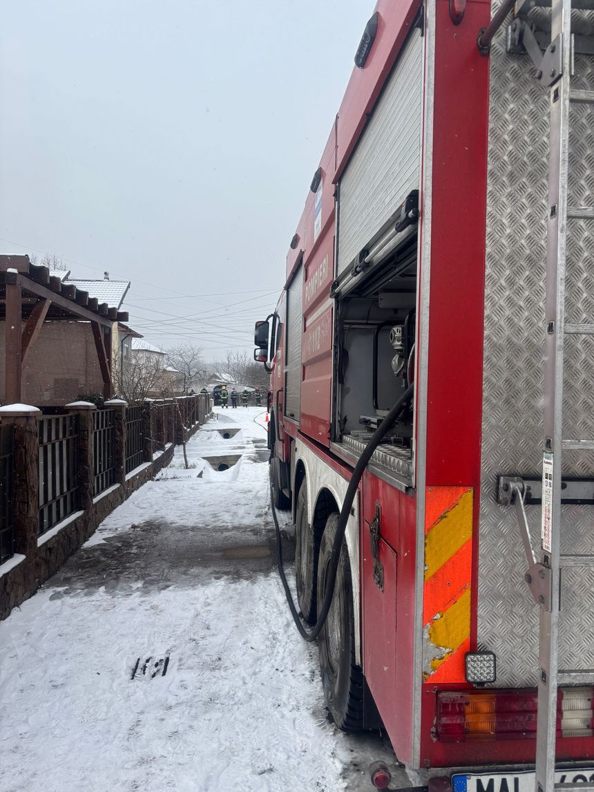 UPDATE Vâlcea: Pericol de explozie în Băbeni din cauza unui accident rutier/ Ţeavă de gaz retezată, scăpări mari de gaze, locatari evacuaţi/ A fost transmis mesaj RO-ALERT/ Detalii despre accident