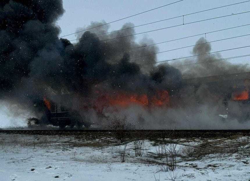 UPDATE - Olt: Autorităţile au activat Planul Roşu de Intervenţie după ce a izbucnit un incendiu la vagonul unui tren cu 70 de călători. Un tânăr acuză dureri de cap şi ameţeli / Vagonul a fost izolat / Precizările CFR Călători - FOTO, VIDEO
