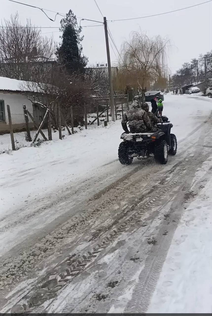 Constanţa: Poliţiştii fac cercetări pentru identificarea persoanelor care s-au plimbat cu ATV-ul pe strada închisă de primărie pentru a le face copiilor derdeluş - FOTO