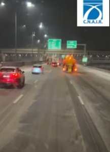 Ilfov: Circulaţie îngreunată la ieşirea de pe breteaua autostrăzii A2 Bucureşti-Constanţa către Centura Bucureşti, din cauza zăpezii - VIDEO
