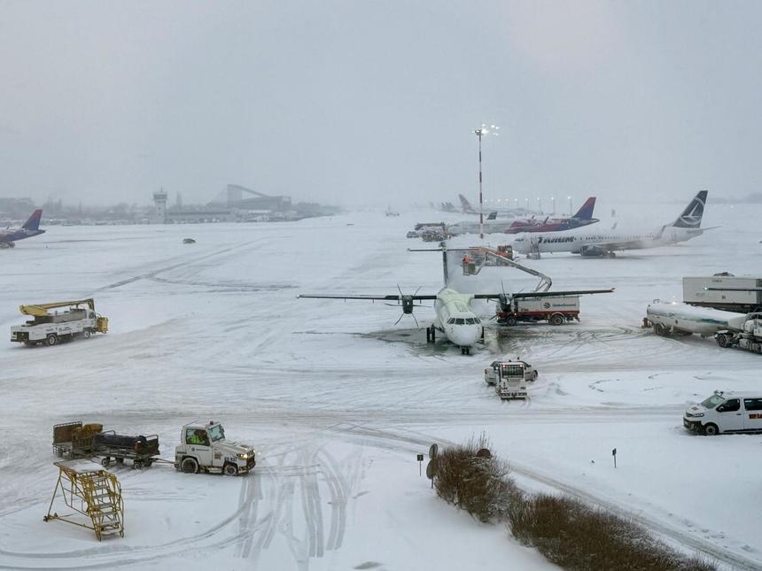 CNAB - Trafic aerian normal, în condiţii de iarnă, pe Aeroportul ”Henri Coandă” şi pe Aeroportul Bucureşti Băneasa. Zborurile pot înregistra întârzieri generate de necesitatea degivrării - FOTO, VIDEO
